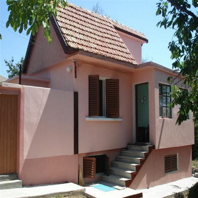 Болгария Дом для продажи разположен в 5 км далеко от Центра города Варны, 3 км далеко от побережья, 5 км далеко от курорта Константина и Елены