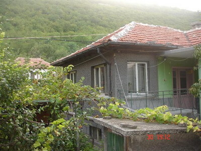 Болгария - Дом для продажа расположен в предместьях живописного гористого города - Провадия