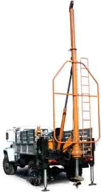 Ямобур, бурильно-крановая машина БКМ-317.